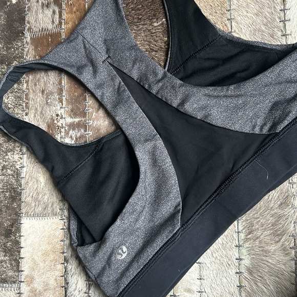 Lululemon Gray and Black Invigorate Bra Size 4 - Picture 4 of 6